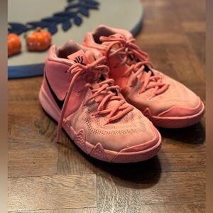 Kid's Nike Kyrie 4 GS atomic pink size 5 sneakers